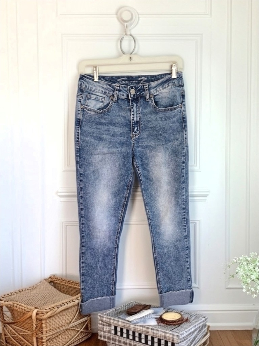 Light Wash Slim Denim Jeans With Cuffed Raw Edge Hem. Womens Size 6.